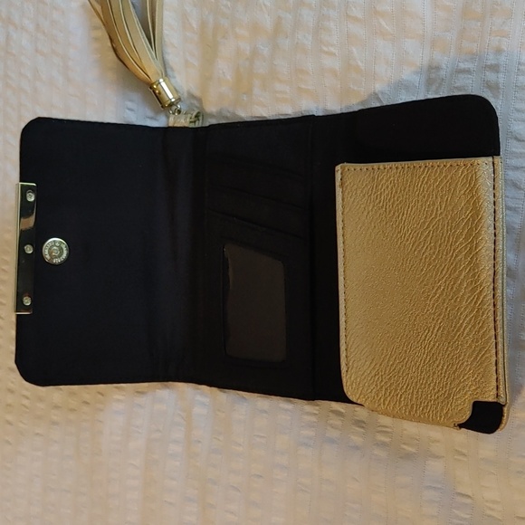 🍁GUESS GOLD WALLET WITH WRISTLET - Picture 5 of 10